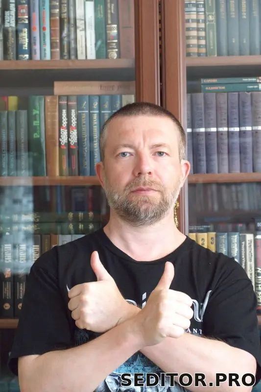 Олег Чувакин, у книжного шкафа, прочитал 8000 книг, редактор, писатель, читатель, литнегр