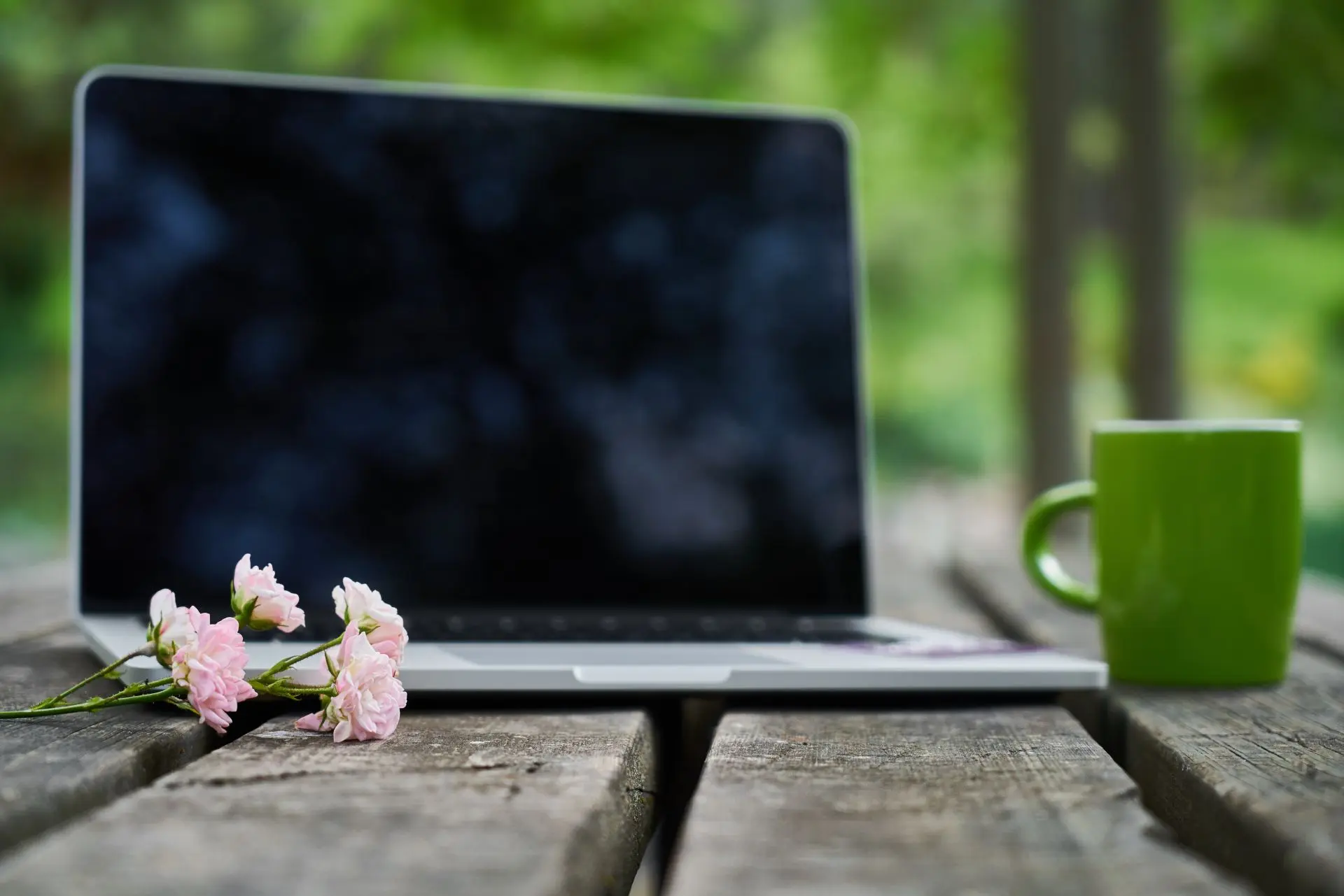 Ноутбук, стол, цветы, чашка чая, писательство, редактура