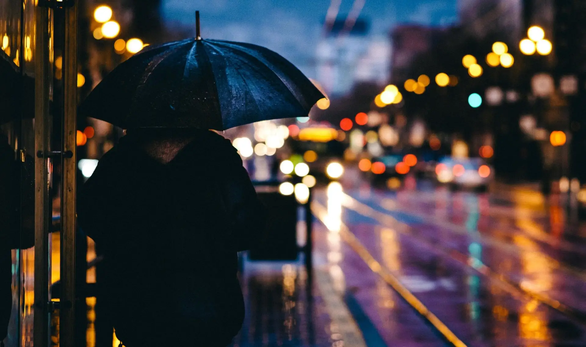 Дождь, город, улицы, огни, человек с зонтом, писатель