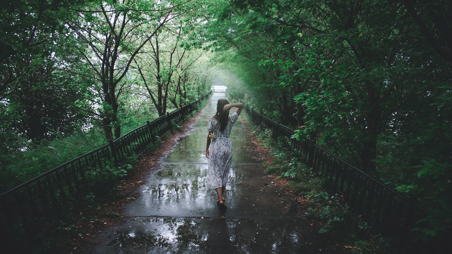 Девушка, некрасивая, платье, улица, дождь, слёзы, рассказ, креативное письмо, пример